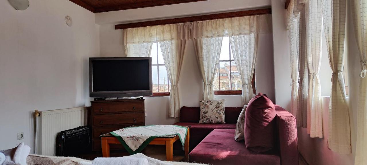 Chardaka Guest House คาโลเฟอร์ ภายนอก รูปภาพ